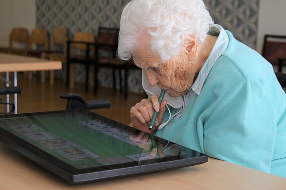 Alte Dame spielt Solitär