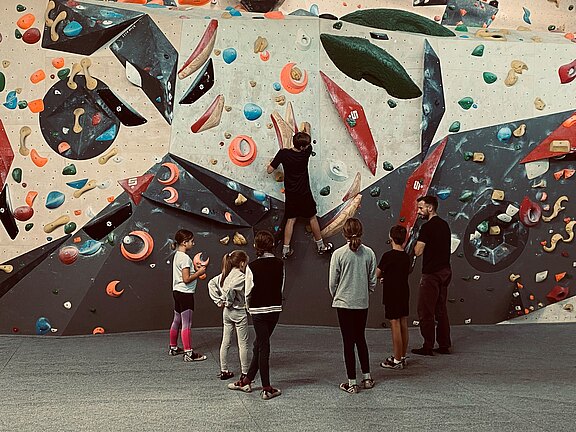 Kinder in der Boulderhalle