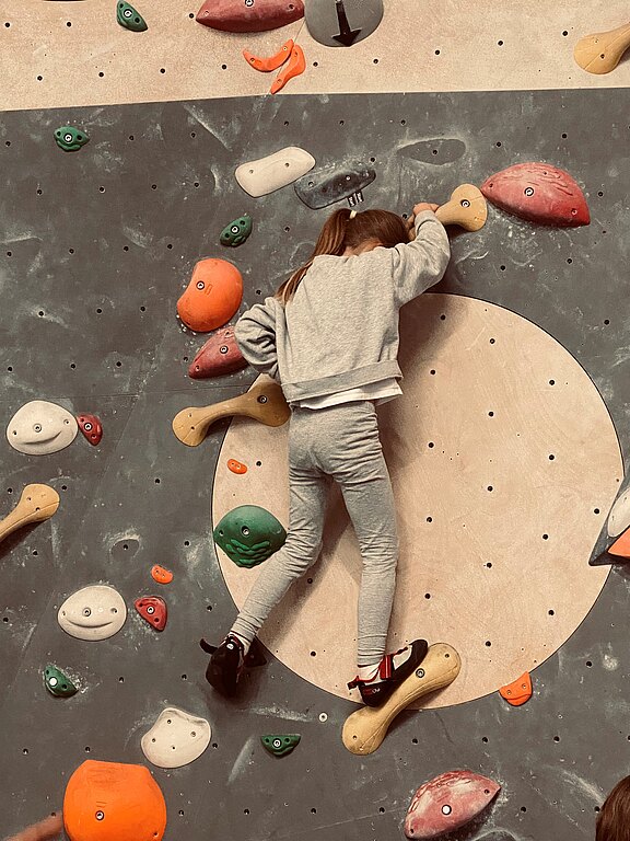 Kinder in der Boulderhalle