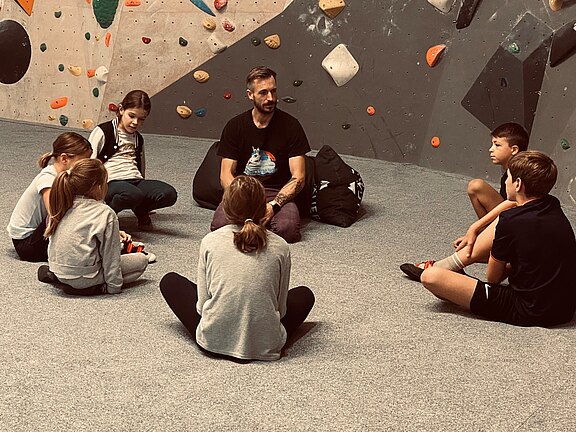 Kinder in der Boulderhalle