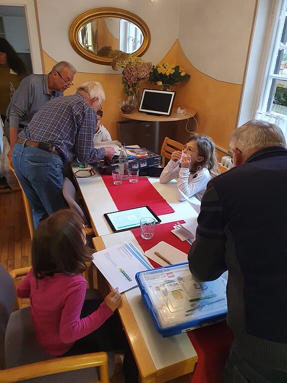 Kinder spielen mit Lego Robotic