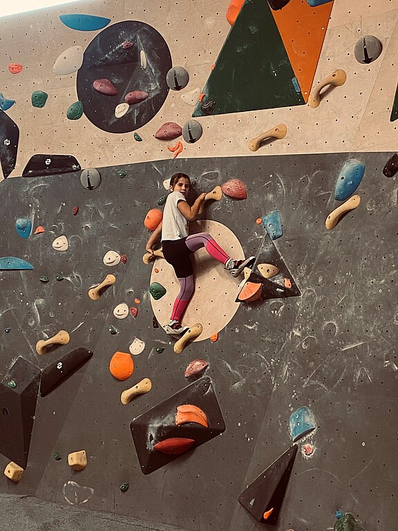 Kinder in der Boulderhalle