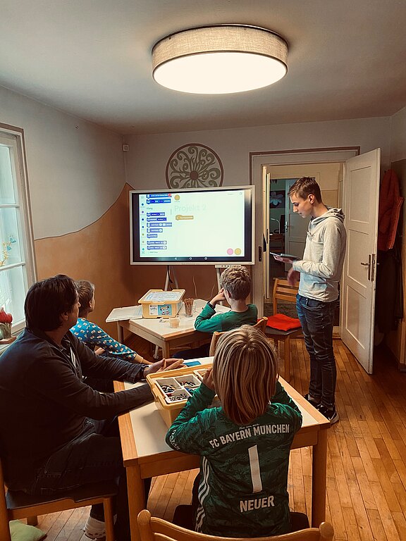 Kinder spielen mit Lego Robotic